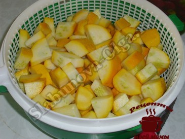 Кабачки с орехами, режем кабачки