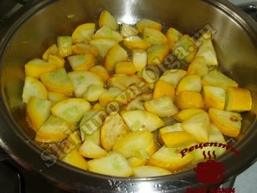Кабачки с орехами, жарим кабачки