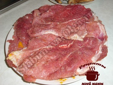 Рулетики из свинины с начинкой, отбиваем мясо Рулетики из свинины с начинкой, отбиваем мясо