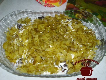 Салат с копченой курицей и корейской морковью, четвертый слой огурцы