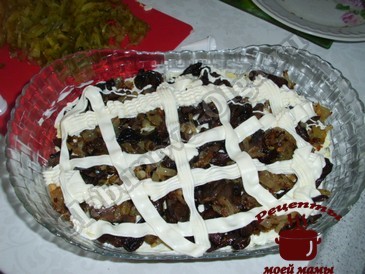 Салат с копченой курицей и корейской морковью, третий слой грибы