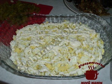 Салат с копченой курицей и корейской морковью, второй слой яйца