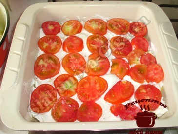 Кабачки с сыром, кладем помидоры