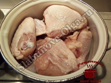 Тушеная курица в сметанном соусе, режем