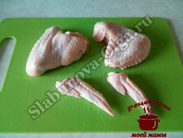 Куриные крылышки, отрезаем верхнюю часть Куриные крылышки, отрезаем верхнюю часть
