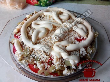Мясо в духовке с грибами и солеными огурцами добавляем сыр и майонез Мясо в духовке с грибами и солеными огурцами, добавляем сыр и майонез