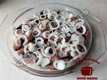 Мясо в духовке с грибами и солеными огурцамие, выкладываем слоями Мясо в духовке с грибами и солеными огурцами, выкладываем слоями