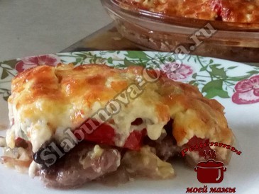 Мясо в духовке с грибами и солеными огурцами