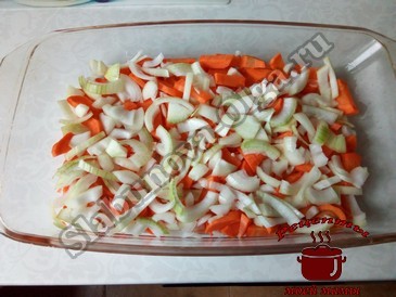 Домашние колбаски на овощной подушке