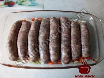Домашние колбаски, запеченные в горчично-чесночном соусе, выкладываем в противень