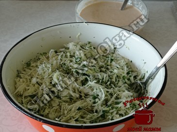 Пирог с капустой и мясной начинкой, шинкуем капусту Пирог с капустой и мясной начинкой, шинкуем капусту