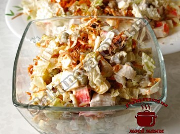 Салат с крабовыми палочками, грецкими орехами и пекинской капустой