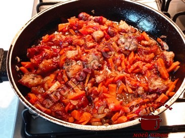 Фасоль тушеная, жарим мясо и овощи Фасоль тушеная, жарим мясо и овощи