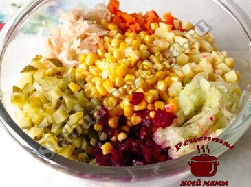 Винегрет с кукурузой и овощами, режем Винегрет с кукурузой и овощами, режем