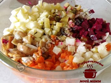 Винегрет с солеными грибами и яблоками, режем овощи Винегрет с солеными грибами и яблокамт, режем овощи