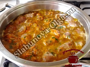 Домашние колбаски в соусе с овощами, тушим