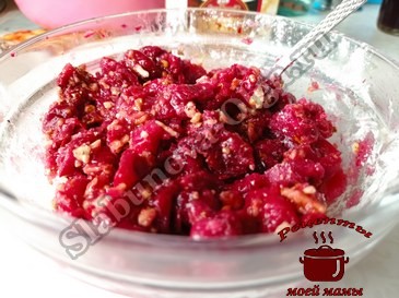 Штрудель из слоеного теста с вишней и грецкими орехами, готовим начинку
