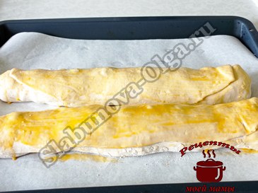 Штрудель из слоеного теста с вишней и грецкими орехами, заворачиваем