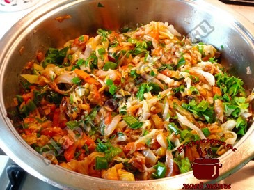 Жареная капуста с кабачками, добавляем зелень
