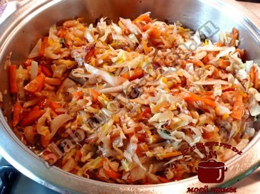 Жареная капуста с кабачками, жарим овощи