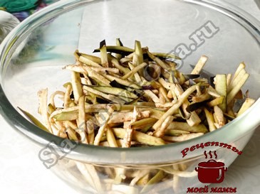 Салат из баклажанов с овощами и яйцами, добавляем соль Салат из баклажанов с овощами и яйцами, добавляем соль