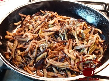 Салат из баклажанов с овощами и яйцами, жарим Салат из баклажанов с овощами и яйцами, жарим