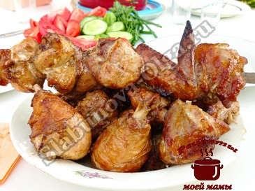 Куриный шашлык в маринаде с соевым соусом и растительным маслом готов Куриный шашлык в маринаде с соевым соусом и растительным маслом готов