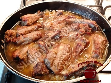 Жареные свиные рёбрышки с луком, тушим