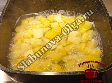 Квашеная капуста тушеная с баклажанами и картофелем, варим картофель Квашеная капуста тушеная с баклажанами и картофелем, варим картофель