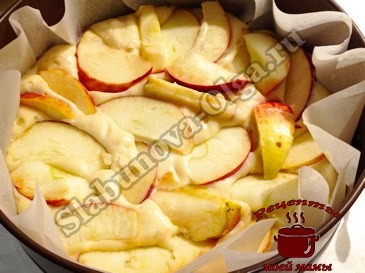 Яблочный пирог на сметане, вкусный и пышный, выкладываем яблоки