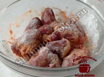 Куриные сердечки, пересыпаем мукой