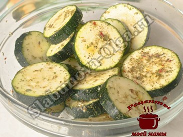Кабачки запеченные в духовке с сыром и чесноком, добавляем специи Кабачки запеченные в духовке с сыром и чесноком, добавляем специи