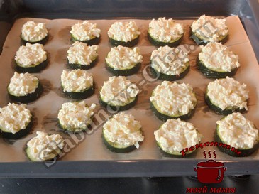 Кабачки запеченные в духовке с сыром и чесноком, выкладываем сырную смесь Кабачки запеченные в духовке с сыром и чесноком, выкладываем сырную смесь