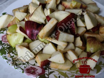 Яблочный пирог на сметане с растительным маслом, режем яблоки Яблочный пирог на сметане с растительным маслом, режем яблоки