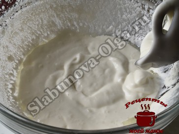 Яблочный пирог на сметане с растительным маслом, взбиваем сметану с маслом Яблочный пирог на сметане с растительным маслом, взбиваем сметану с маслом