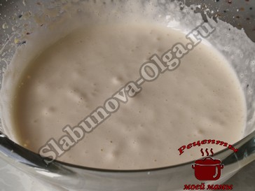 Яблочный пирог на сметане с растительным маслом, взбиваем яйца. Яблочный пирог на сметане с растительным маслом, взбиваем яйца.